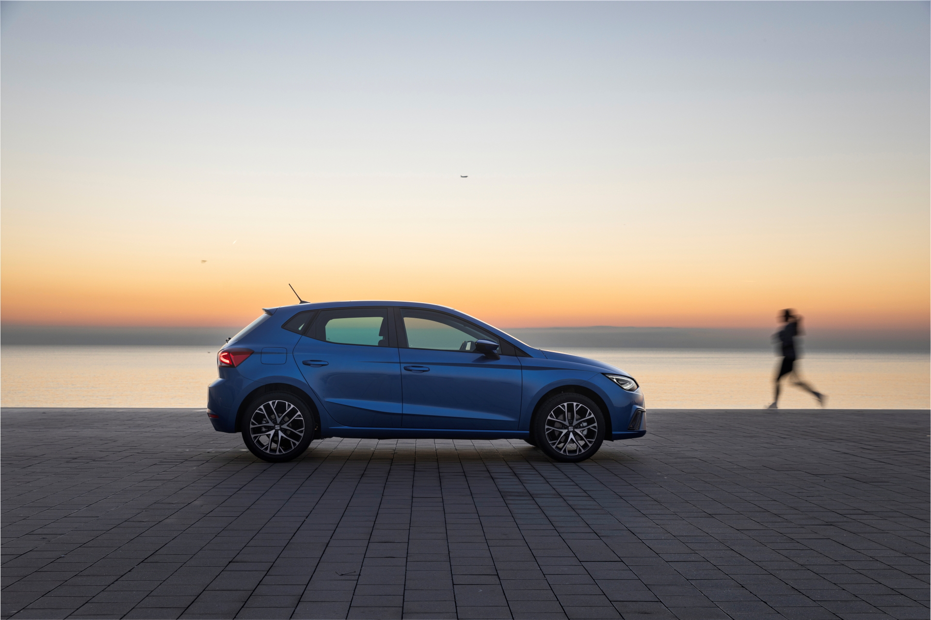 Perfil del SEAT Ibiza que destaca por su diseño atemporal y eficiencia.