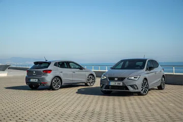 Dos unidades del SEAT Ibiza en celebración de su 33 aniversario, mostrando un diseño que perdura en el tiempo.