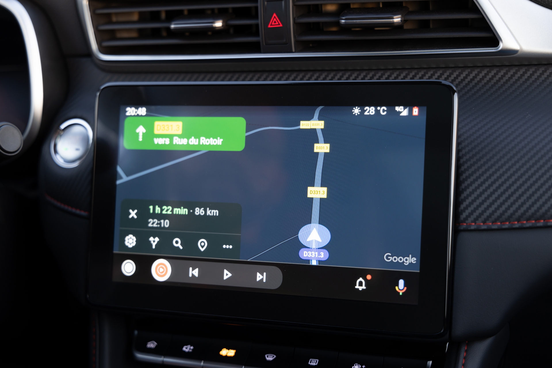 Pantalla táctil central del MG ZS, muestra la interfaz de navegación.