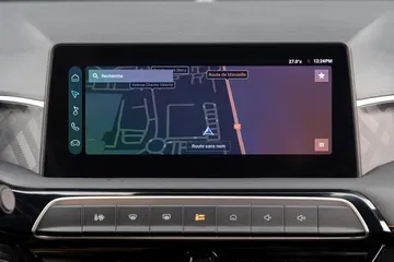 Pantalla central táctil del MG3 destacando su sistema de infotainment.
