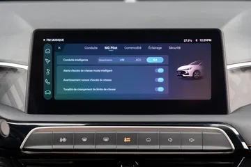 Vista cercana del sistema de infotainment del MG3.