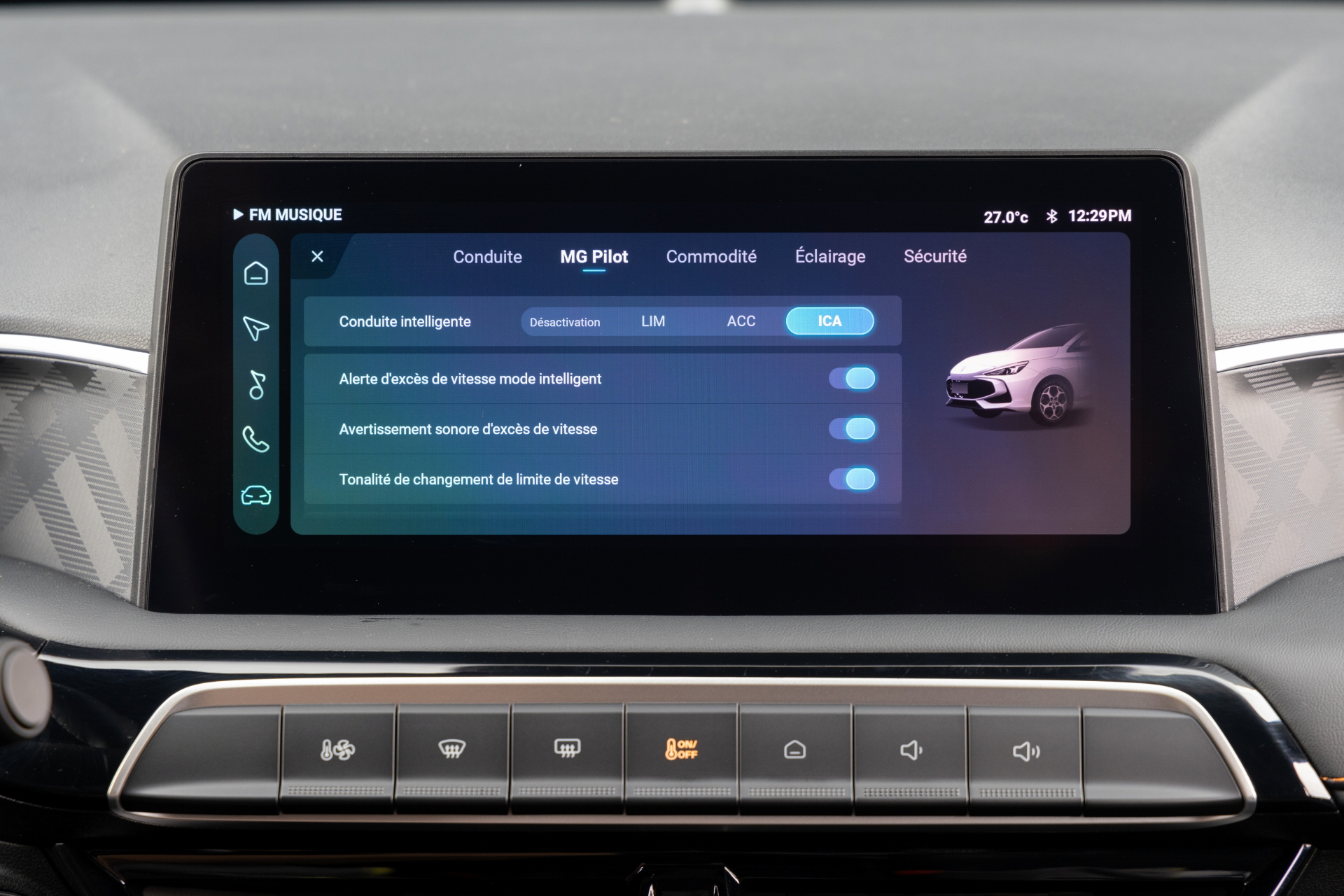 Vista cercana del sistema de infotainment del MG3.