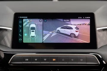 Vista del sistema de infoentretenimiento MG3 con funcionalidades de cámara de visión trasera.