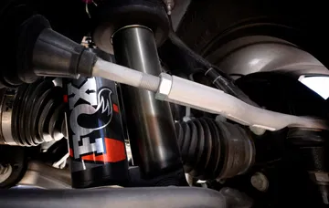 Vista de la robusta suspensión del Ford Bronco Stroppe, preparada para terrenos exigentes.