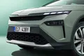Vista parcial delantera y lateral del Skoda Elroq, destacando su diseño moderno