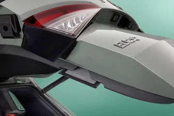 Vista del detalle trasero que muestra la distintiva firma lumínica de Škoda.