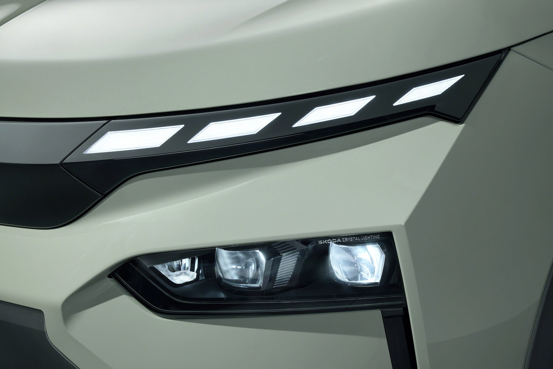 Primer plano faros LED Skoda Elroq, diseño sofisticado