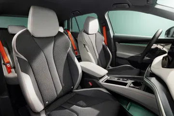 Vista de los asientos ergonómicos con acabados premium del Škoda Elroq 2025. Vista de los asientos ergonómicos con acabados premium del Škoda Elroq 2025.