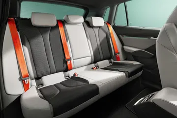 Vista lateral de los asientos traseros del Skoda Elroq 2025, espaciosos y con acabados premium.