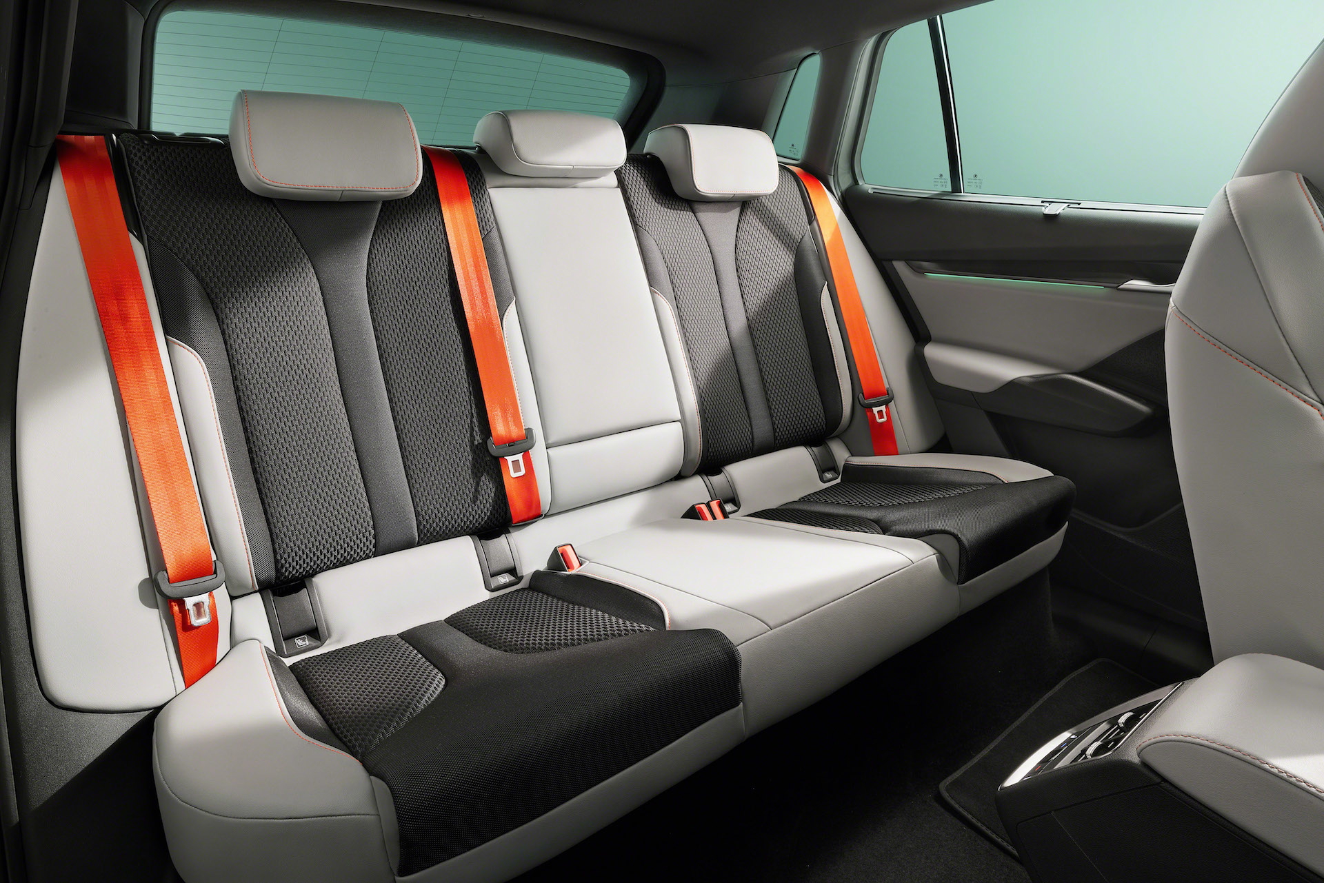 Vista lateral de los asientos traseros del Skoda Elroq 2025, espaciosos y con acabados premium.