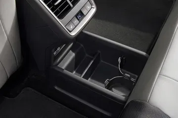 Vista cercana de los acabados y detalles interiores del Škoda Elroq.