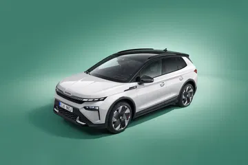 Vista lateral del Skoda Elroq, elegancia y robustez en un SUV eléctrico.