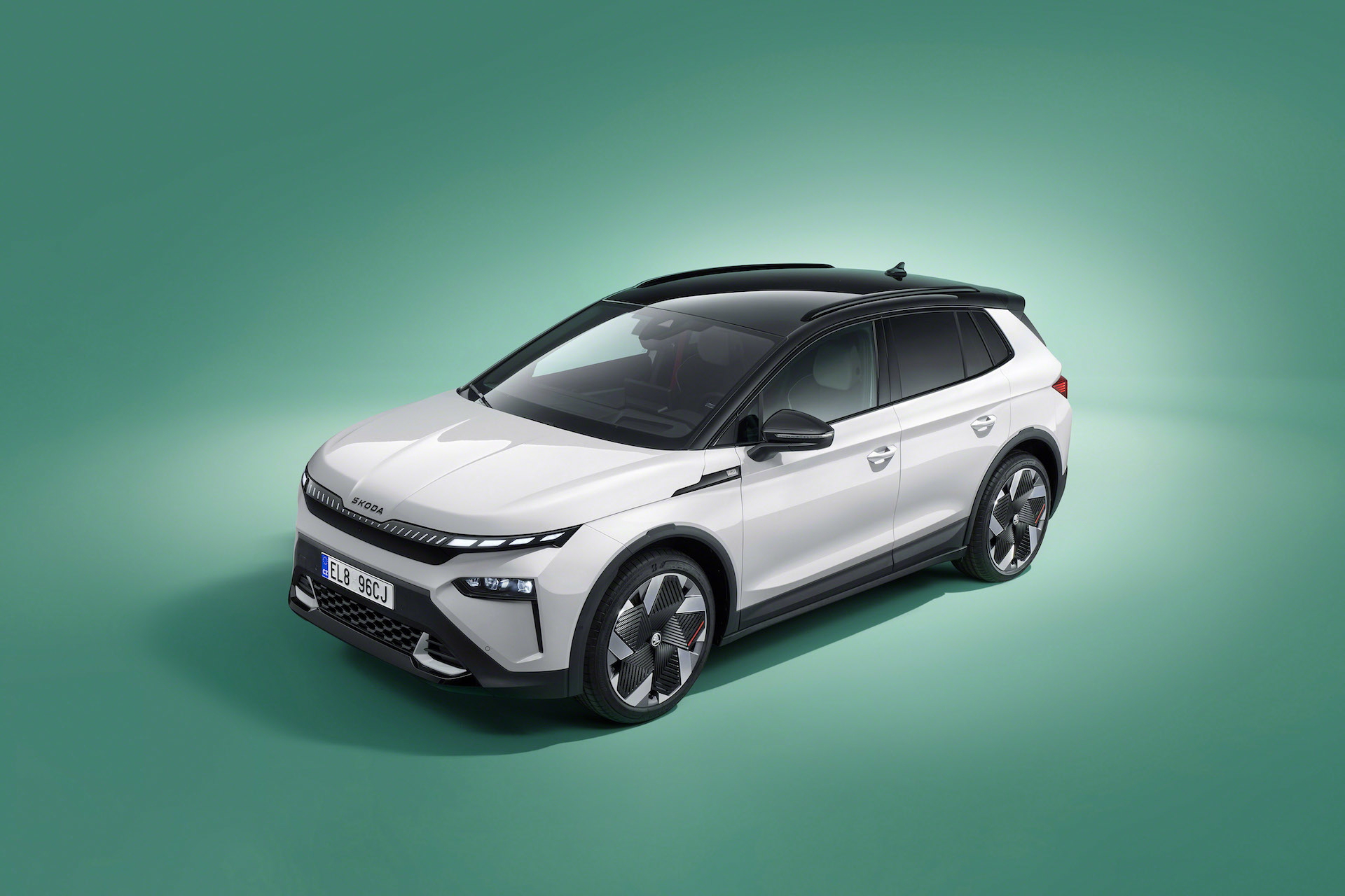 Vista lateral del Skoda Elroq, elegancia y robustez en un SUV eléctrico.