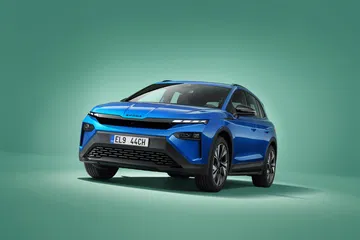 Vista frontal lateral del Škoda Elroq, destacando su diseño futurista y aerodinámico.