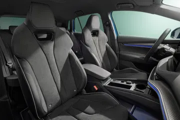 Vista del lujoso interior del Skoda Elroq, destacando sus asientos ergonómicos.