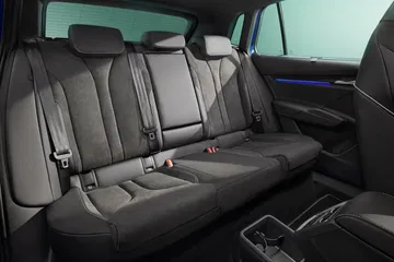 Vista moderna del habitáculo con asientos en acabado premium.