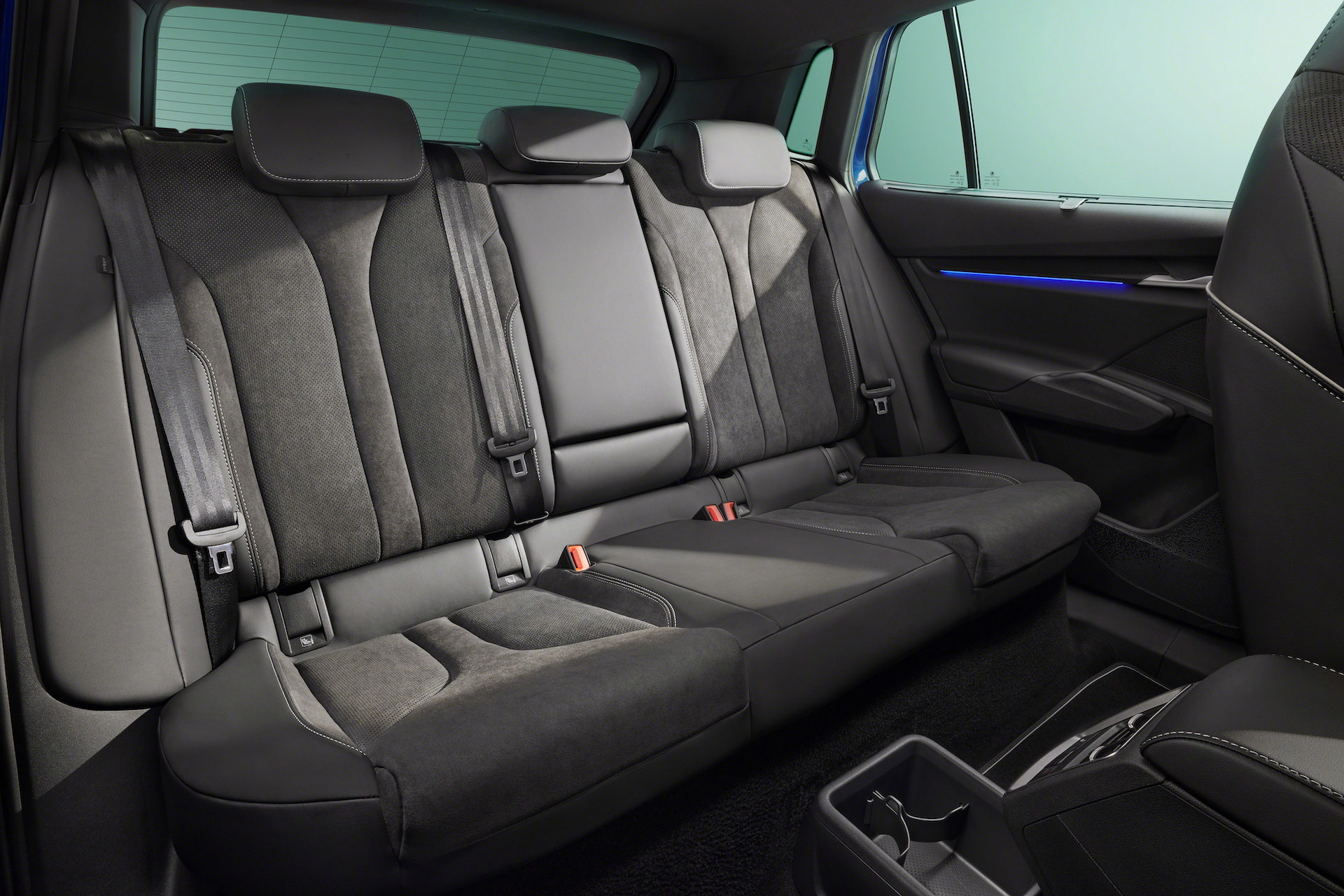 Vista moderna del habitáculo con asientos en acabado premium.