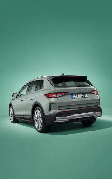Vista trasera y lateral del Skoda Elroq, destacando su diseño moderno y aerodinámico.