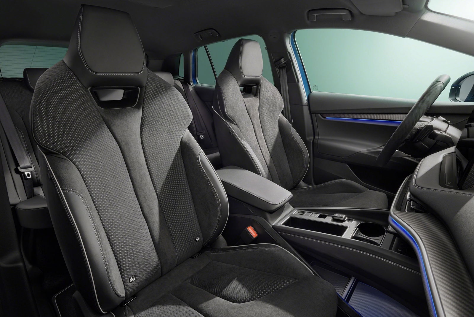 Vista del habitáculo del Skoda Elroq, mostrando asientos con diseño ergonómico y acabados premium. Vista del habitáculo del Skoda Elroq, mostrando asientos con diseño ergonómico y acabados premium.