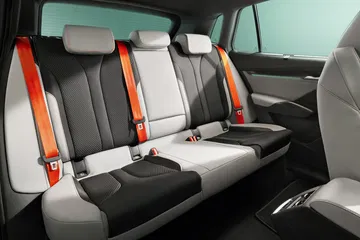 Vista de la elegante bancada de asientos traseros del Skoda Elroq, con acabados premium. Vista de la elegante bancada de asientos traseros del Skoda Elroq, con acabados premium.