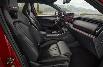 Vista del habitáculo del Skoda Kodiaq RS destacando su diseño deportivo y ergonomía.