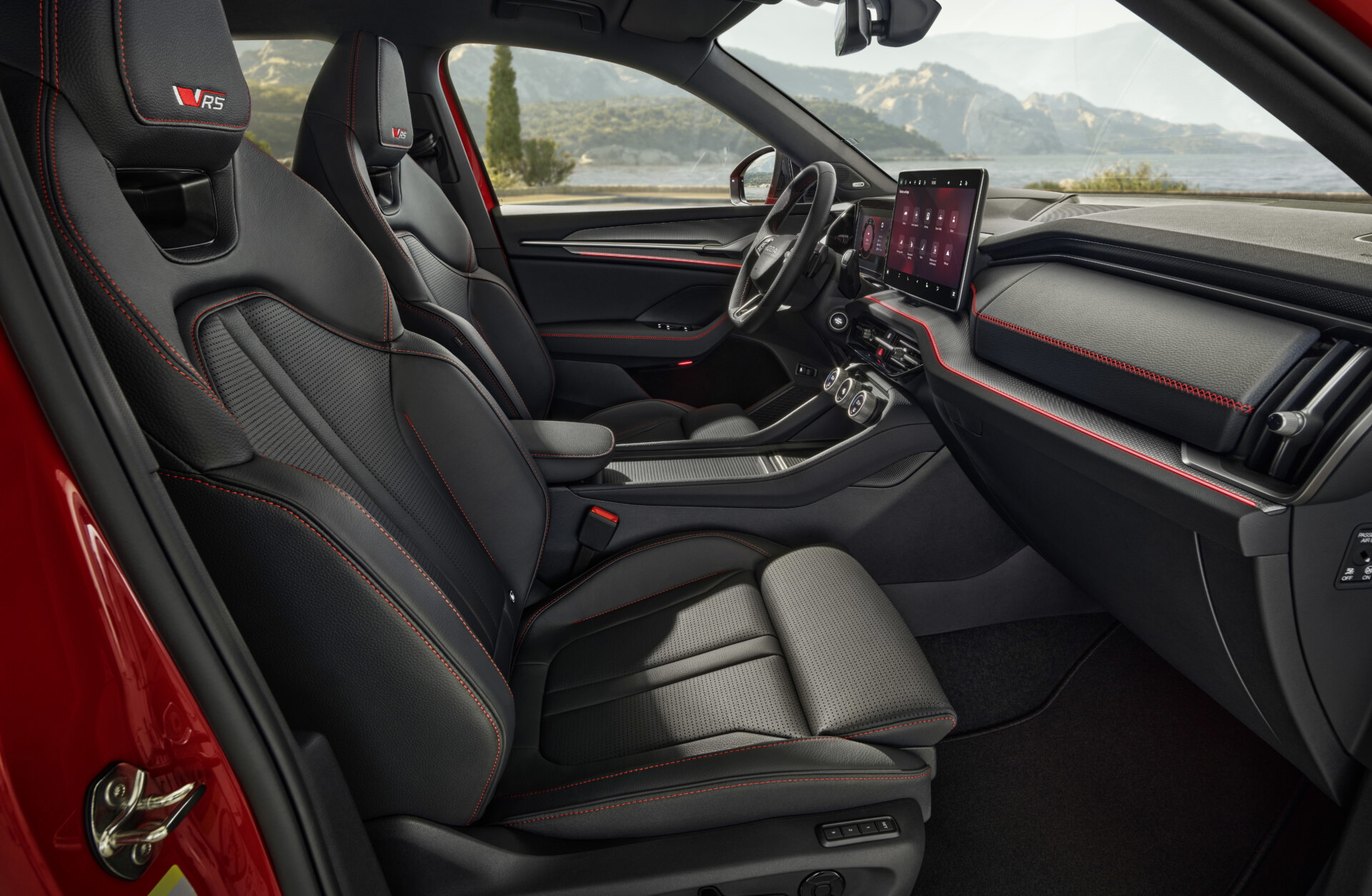 Vista del habitáculo del Skoda Kodiaq RS destacando su diseño deportivo y ergonomía.