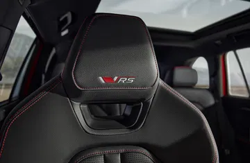 Asiento deportivo con emblema RS, destacando el carácter dinámico del SUV.