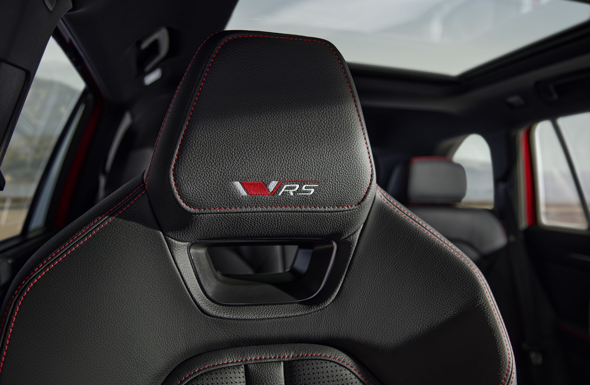 Asiento deportivo con emblema RS, destacando el carácter dinámico del SUV.