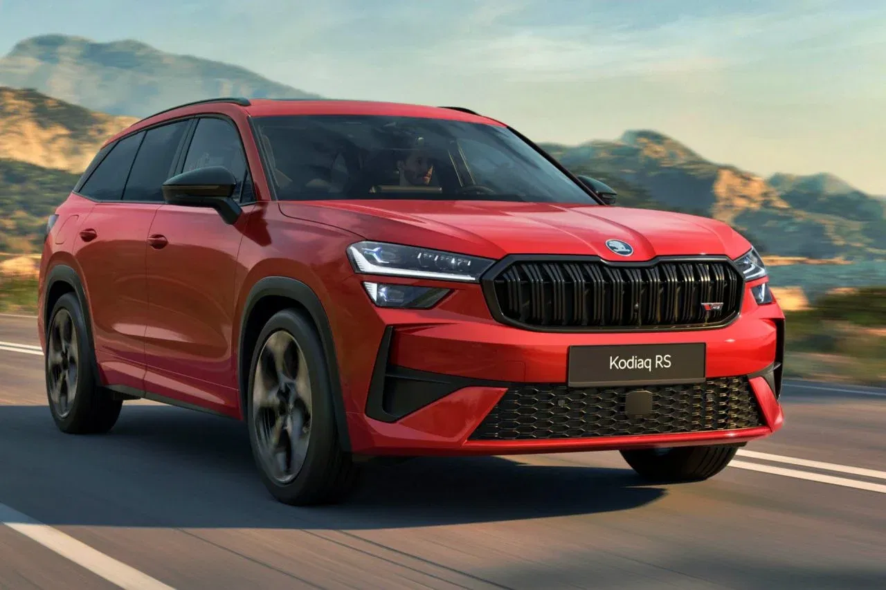Vista del Skoda Kodiaq RS que realza su diseño deportivo y elegante.