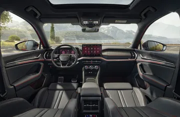 Vista frontal del habitáculo del Skoda Kodiaq RS, destacando su diseño deportivo y acabados premium.
