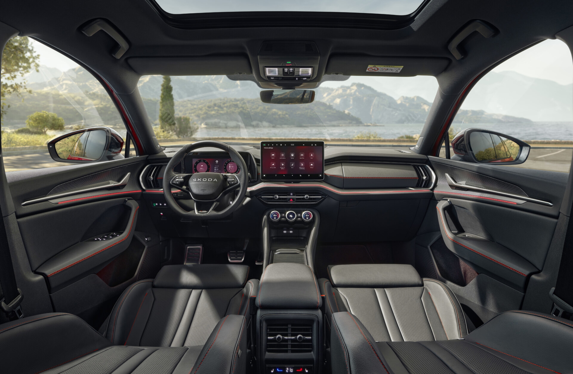 Vista frontal del habitáculo del Skoda Kodiaq RS, destacando su diseño deportivo y acabados premium.