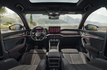Vista del habitáculo del Skoda Kodiaq RS con volante y asientos deportivos.