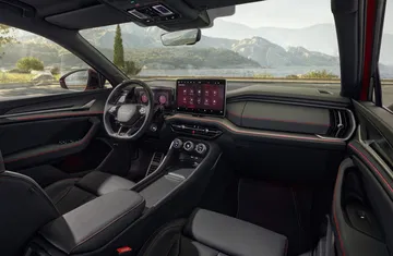 Vista del habitáculo deportivo del Skoda Kodiaq RS con acabados premium.