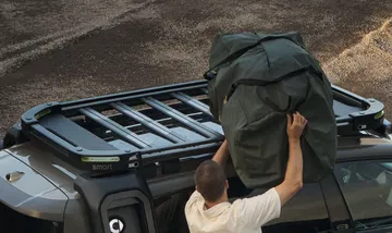 Vista parcial destacando el maletero y robustez del techo en un 4x4