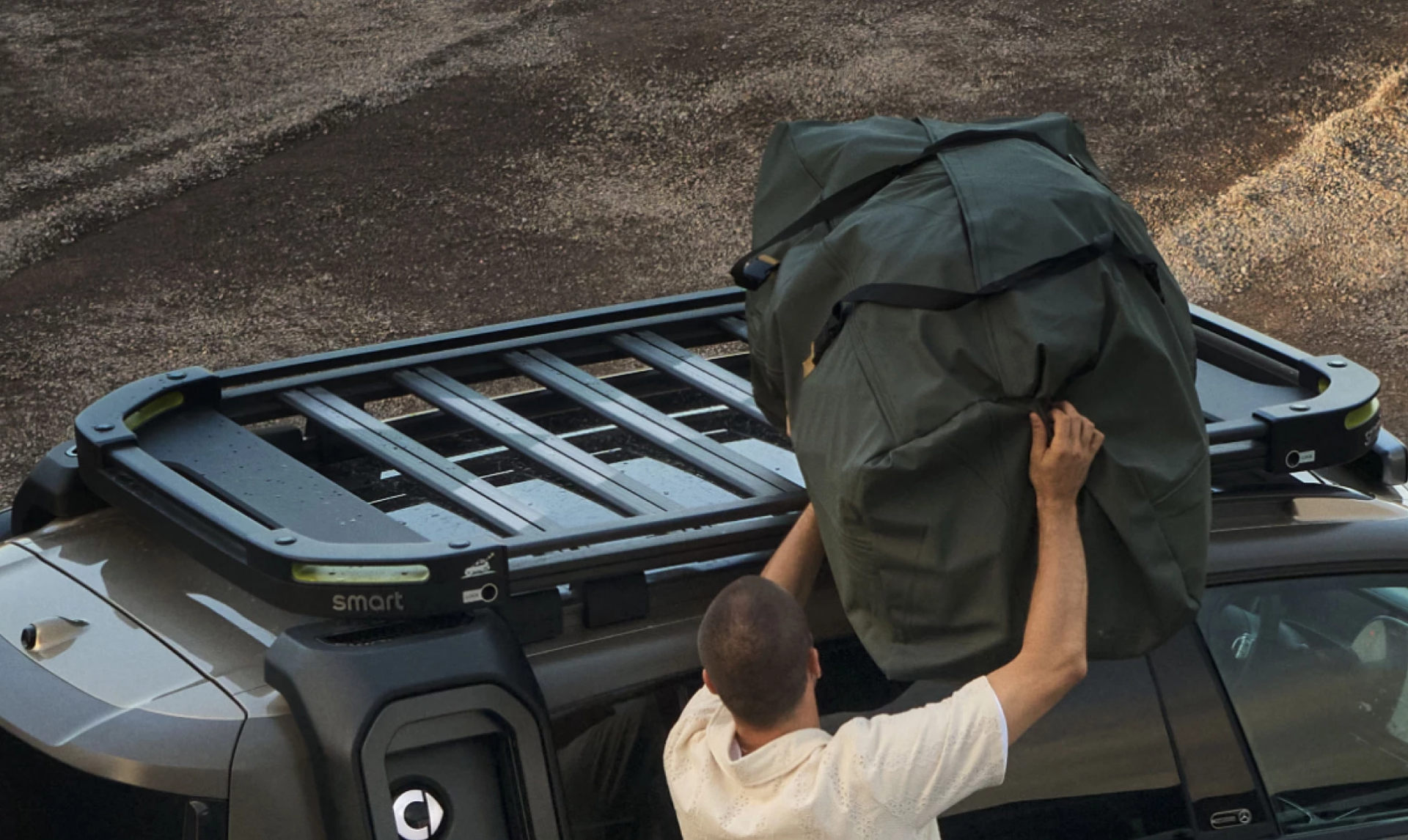 Vista parcial destacando el maletero y robustez del techo en un 4x4