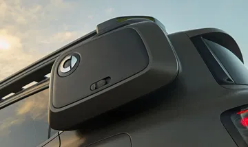 Vista de detalle del 4x4 con enfoque en el amplio maletero y esencia todoterreno.