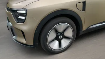 Rueda de un vehículo moderno con un diseño de llanta distintivo.