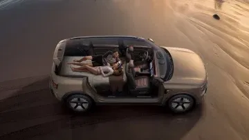 Vista superior de un 4x4 de líneas clásicas con techo abierto y amplio espacio interior. Vista superior de un 4x4 de líneas clásicas con techo abierto y amplio espacio interior.