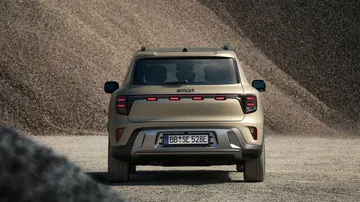 Vista trasera del 4×4 esperado con impresionante maletero y precio razonable