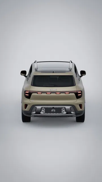 Vista trasera del nuevo Smart #5, destacando su diseño 4x4 y maletero robusto.