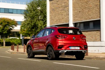 Vista del SUV MG ZS en rojo mostrando su diseño atractivo y moderno.