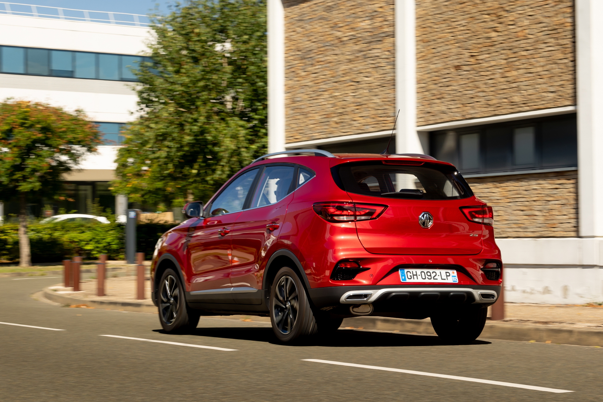 Vista del SUV MG ZS en rojo mostrando su diseño atractivo y moderno.