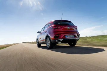 Vista trasera y lateral del SUV MG ZS, destacando su diseño y economía.