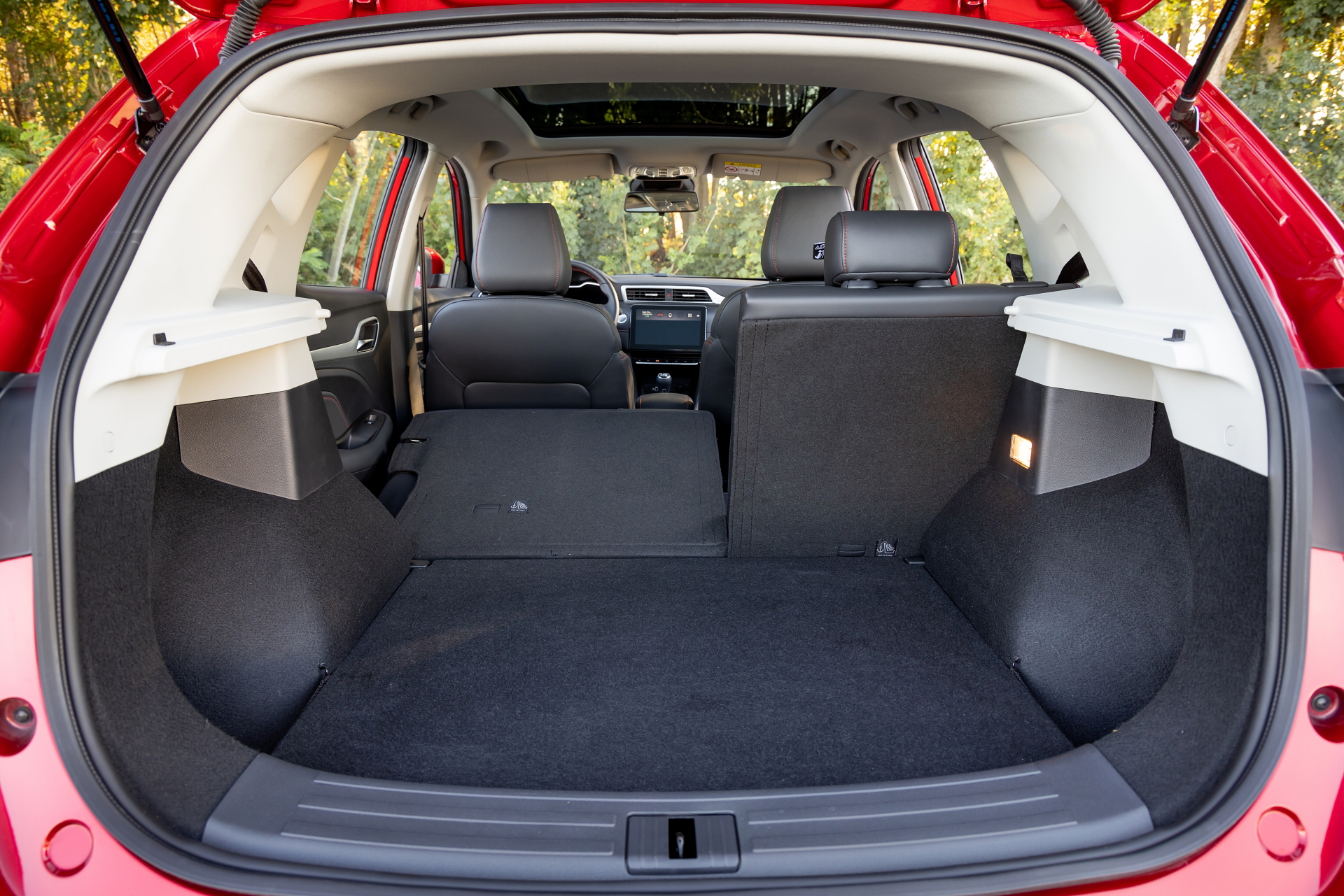 Vista del generoso maletero del MG ZS, perfecto para familias y viajes.