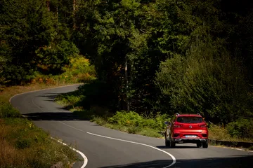 Vista en carretera del SUV MG ZS ofreciendo una imagen dinámica y robusta.