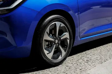 Vista lateral enfocando la llanta de aleación del Suzuki Swift 2024.