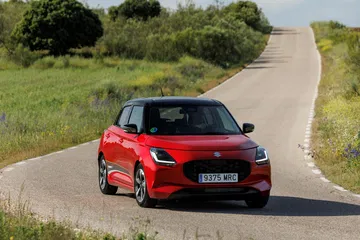 Vista lateral del Suzuki Swift 2024 en carretera