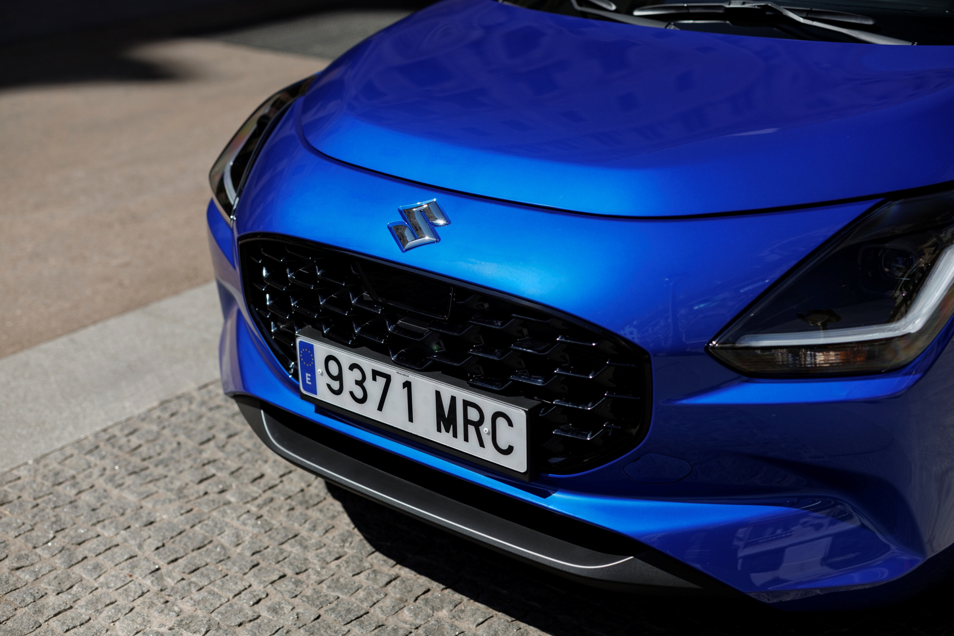 Vista detallada de la parrilla y el diseño frontal del Suzuki Swift 2024.