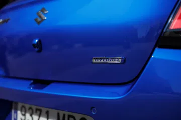 Vista de la trasera del Suzuki Swift 2024 con enfoque en el emblema.