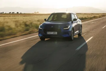 El Suzuki Swift 2024 captado en dinámica, destacando su diseño juvenil y compacto.
